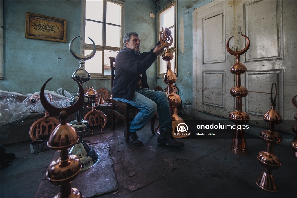 Bursalı ustanın alemleri, dünya camilerini süslüyor