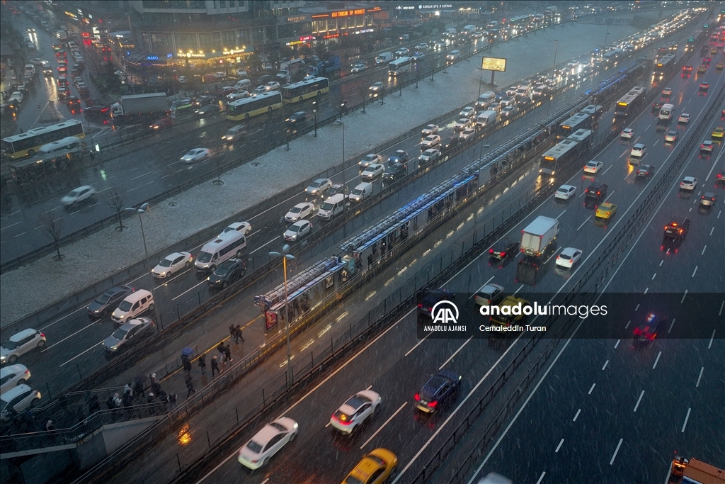İstanbul'da kar yağışı hayatı ve trafiği olumsuz etkiliyor