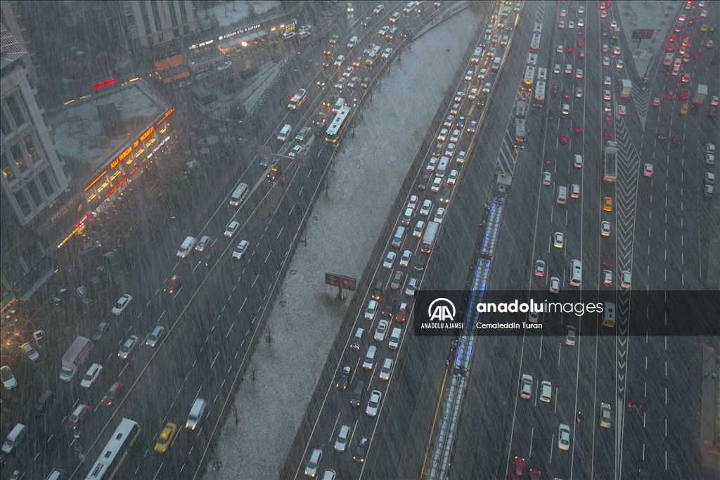 İstanbul'da kar yağışı hayatı ve trafiği olumsuz etkiliyor
