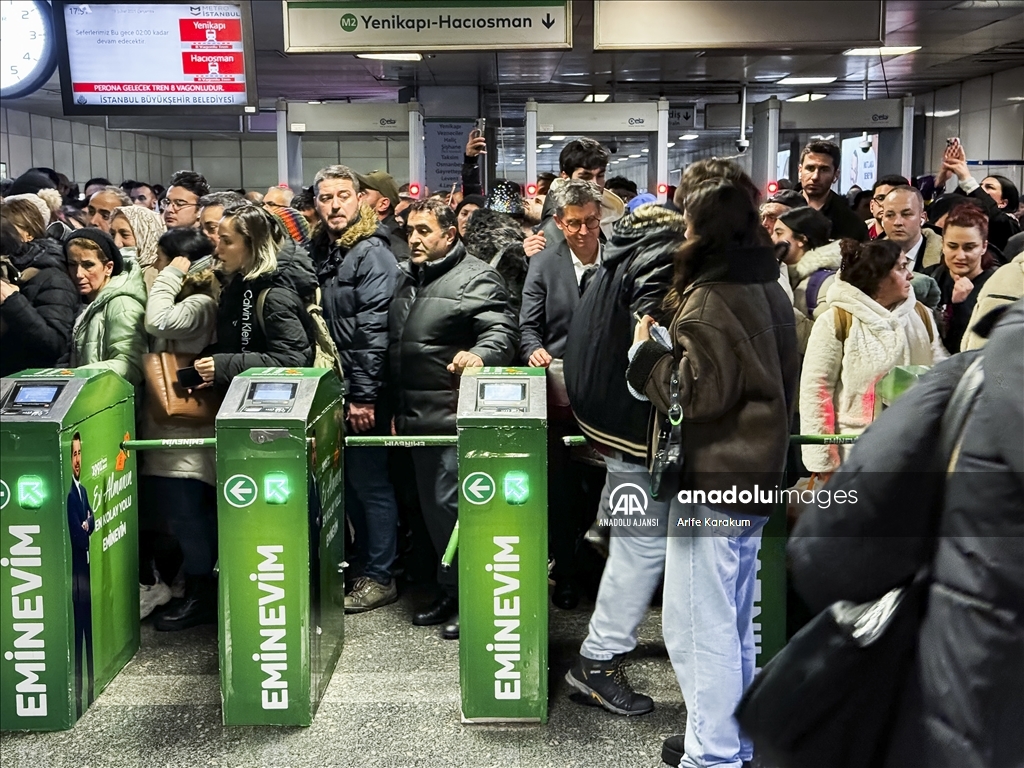 İstanbul'da toplu ulaşım istasyonlarında yoğunluk yaşanıyor