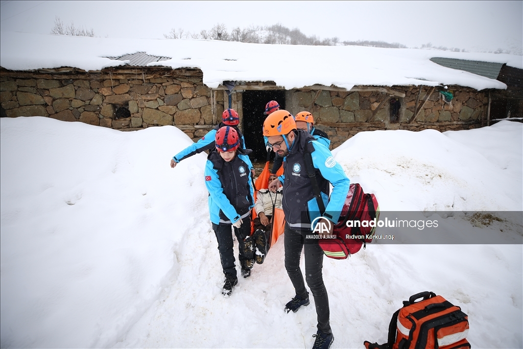 Karlı yolları aşıp mahsur kalan hastalara ulaşıyorlar