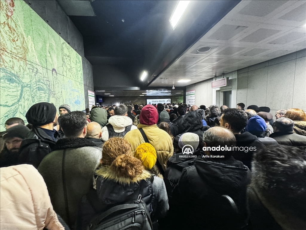 İstanbul'da toplu ulaşım istasyonlarında yoğunluk yaşanıyor
