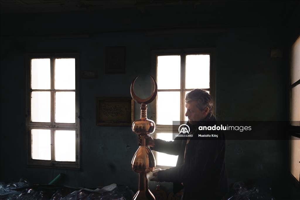 Bursalı ustanın alemleri, dünya camilerini süslüyor