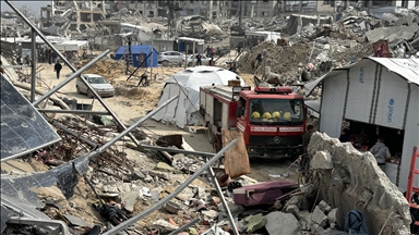 İsrail'in Gazze'deki saldırılarında ölen Filistinlilerin cenazeleri enkaz altında aramaya devam ediliyor