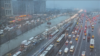 İstanbul'da kar yağışı, hayatı ve trafiği olumsuz etkiliyor