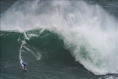 Соревнование по серфингу «Tudor Nazare Big Wave».