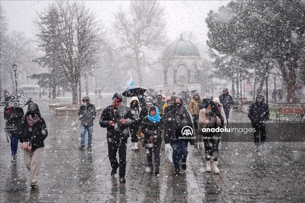 İstanbul'da kar yağışı aralıklarla sürüyor