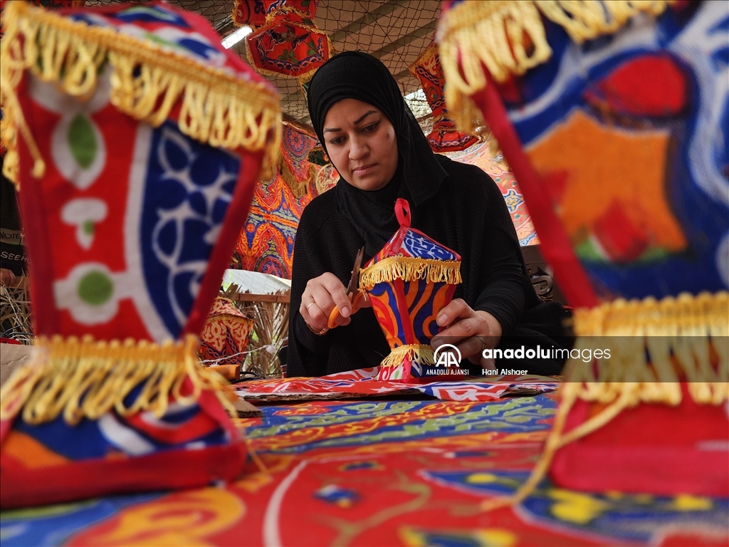 Gazzeli Şerab, yardım kutularından Ramazan fenerleri yapıyor