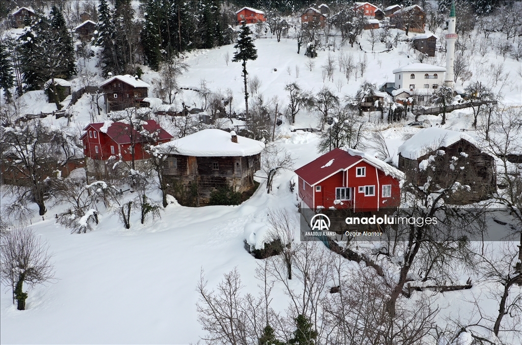 Kastamonu'nun tarih kokan ahşap evleri karla kaplandı