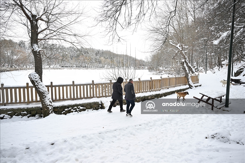 Ankara'da Karagöl Tabiat Parkı karla kaplandı