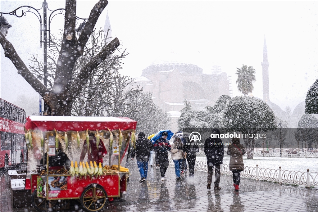 İstanbul'da kar yağışı aralıklarla sürüyor