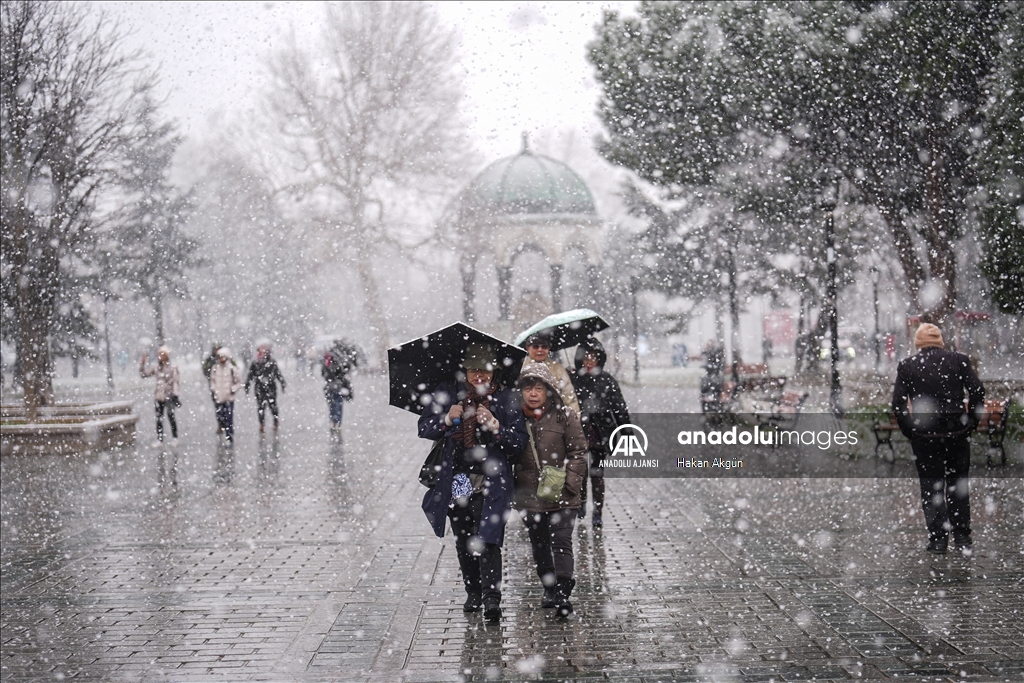 İstanbul'da kar yağışı aralıklarla sürüyor