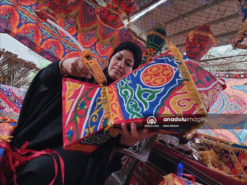 Gazzeli Şerab, yardım kutularından Ramazan fenerleri yapıyor