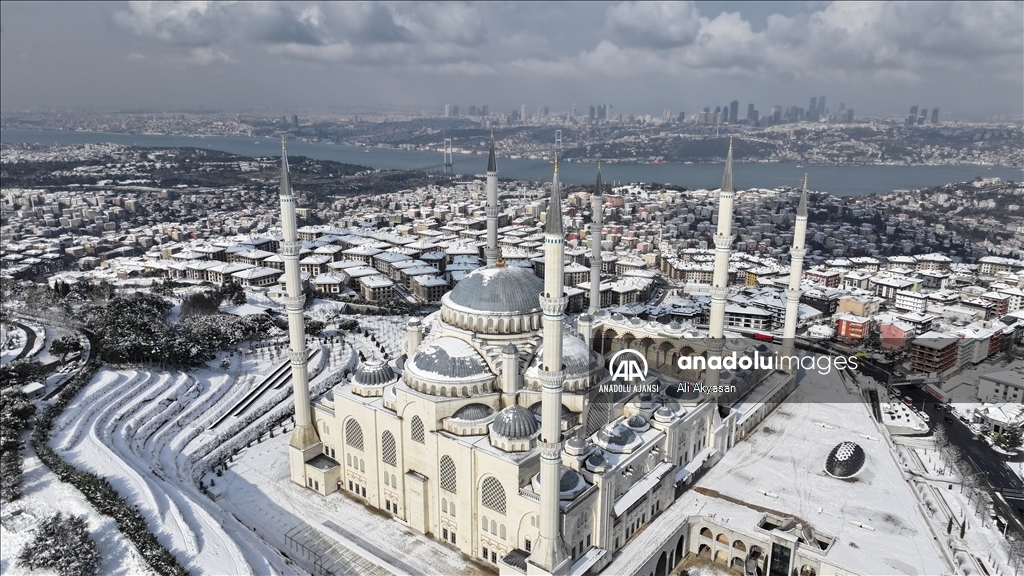 İstanbul'da kar yağışı aralıklarla sürüyor