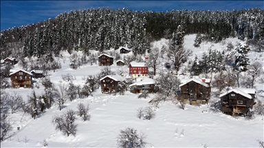 Kastamonu'nun tarih kokan ahşap evleri karla kaplandı