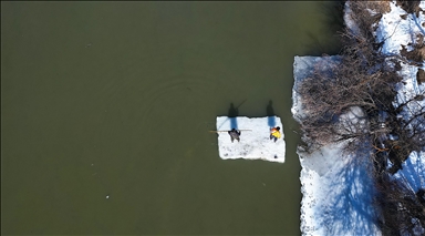 "Buzdan sal" ile karşı kıyıya geçip nehirde Eskimo usulü balık avlıyorlar