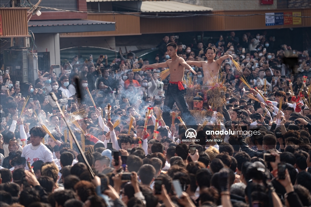 Thousands flock to streets to watch Yingge dance performance in Guangdong, China