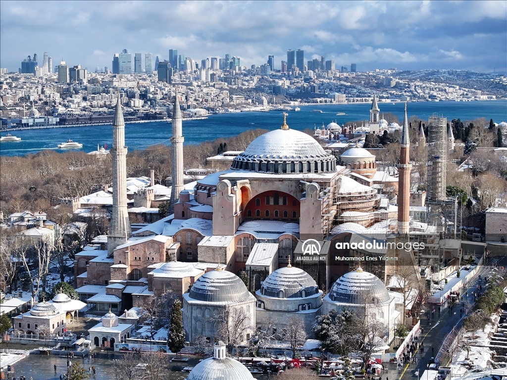 Snowfall continues intermittently in Istanbul