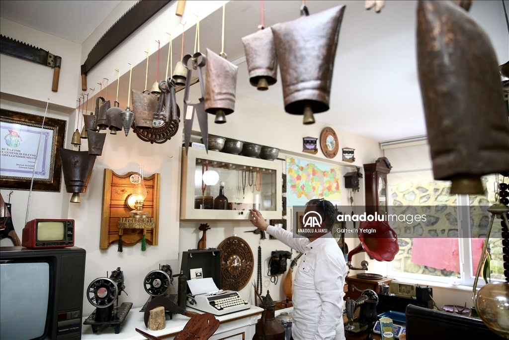 Eski eşyaları toplayan tespih ustasının atölyesi adeta müzeye dönüştü