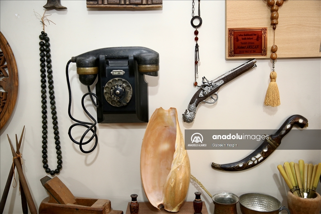 Eski eşyaları toplayan tespih ustasının atölyesi adeta müzeye dönüştü