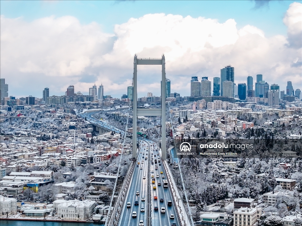 Snowfall continues intermittently in Istanbul