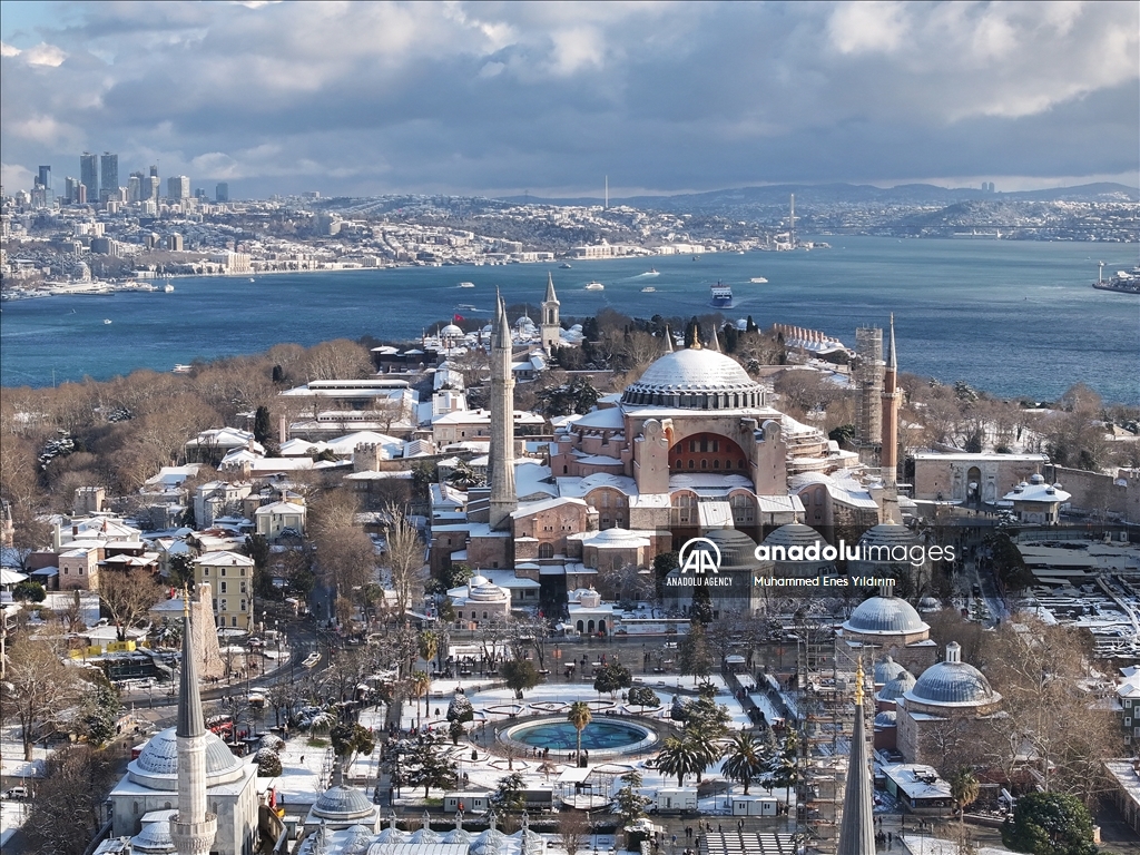 Snowfall continues intermittently in Istanbul