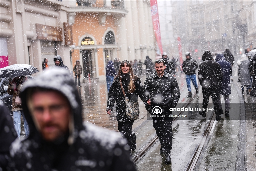 İstanbul'da kar yağışı aralıklarla sürüyor