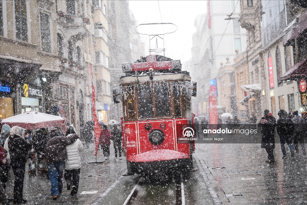 İstanbul'da kar yağışı aralıklarla sürüyor