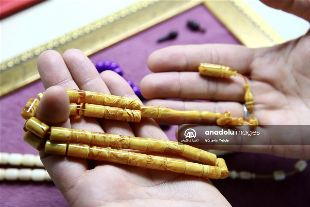 Eski eşyaları toplayan tespih ustasının atölyesi adeta müzeye dönüştü