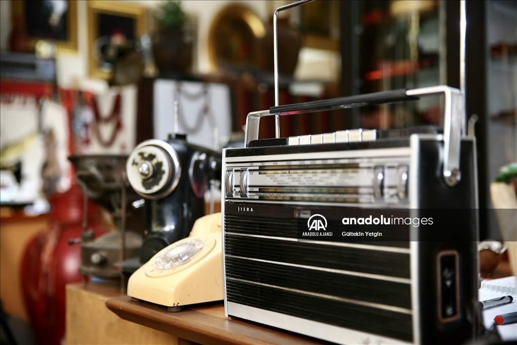 Eski eşyaları toplayan tespih ustasının atölyesi adeta müzeye dönüştü