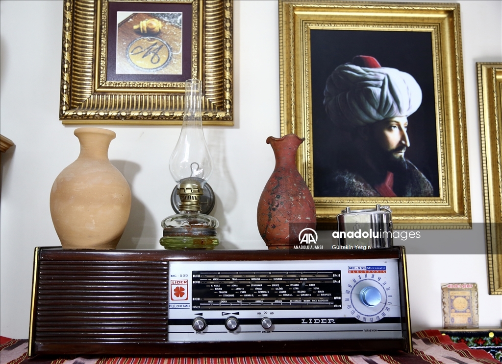 Eski eşyaları toplayan tespih ustasının atölyesi adeta müzeye dönüştü