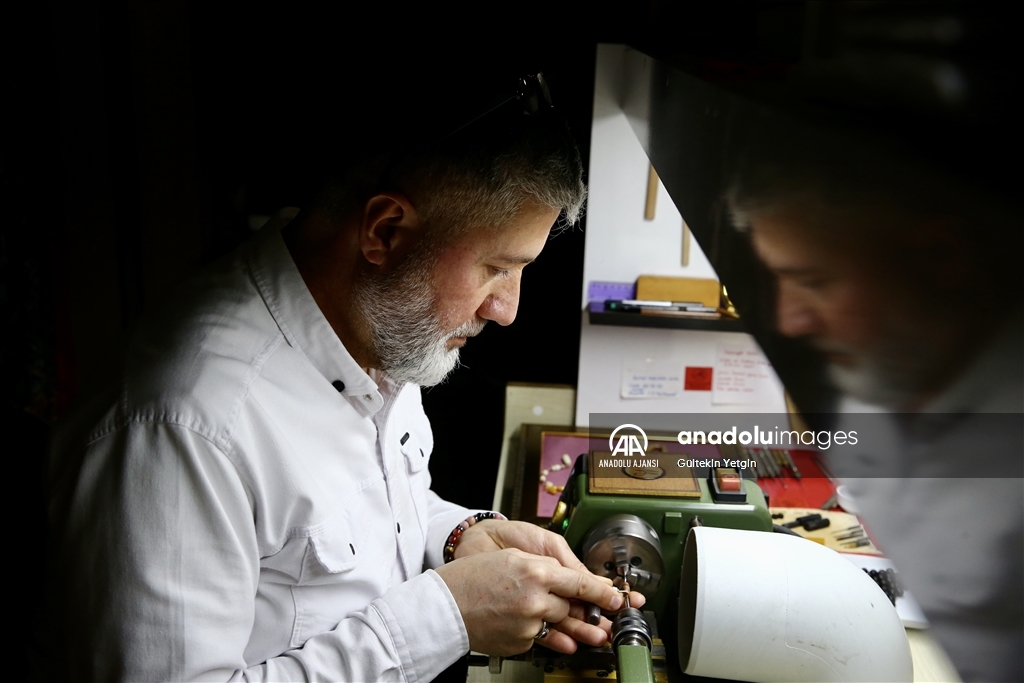 Eski eşyaları toplayan tespih ustasının atölyesi adeta müzeye dönüştü