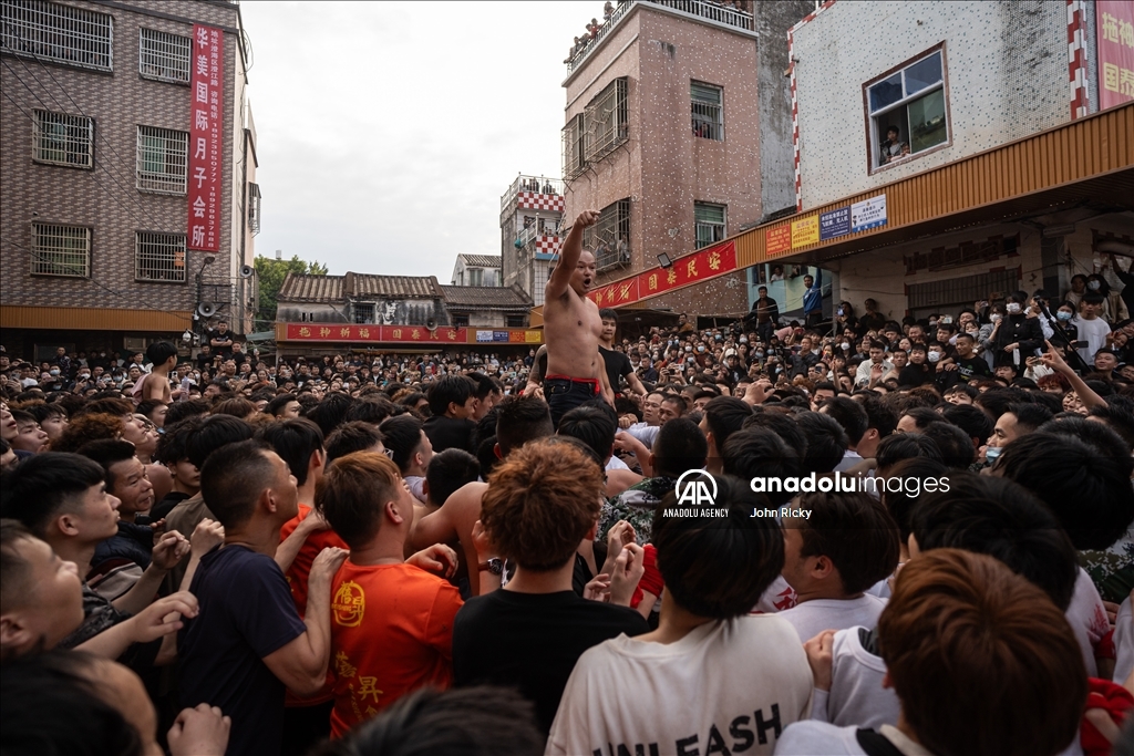 Thousands flock to streets to watch Yingge dance performance in Guangdong, China
