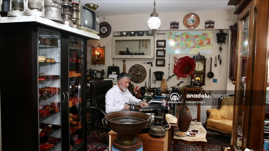 Eski eşyaları toplayan tespih ustasının atölyesi adeta müzeye dönüştü