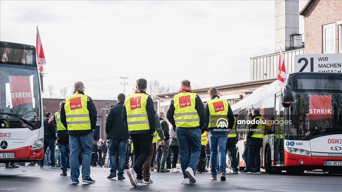 Dortmund'da toplu taşıma çalışanları maaş artışı talebiyle greve gitti