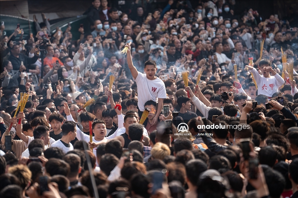 Thousands flock to streets to watch Yingge dance performance in Guangdong, China