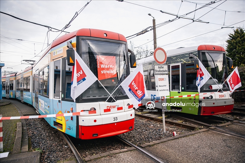 Dortmund'da toplu taşıma çalışanları maaş artışı talebiyle greve gitti