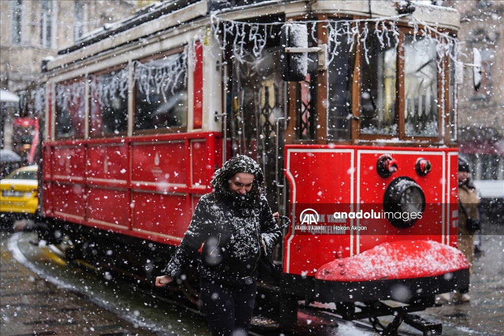 İstanbul'da kar yağışı aralıklarla sürüyor