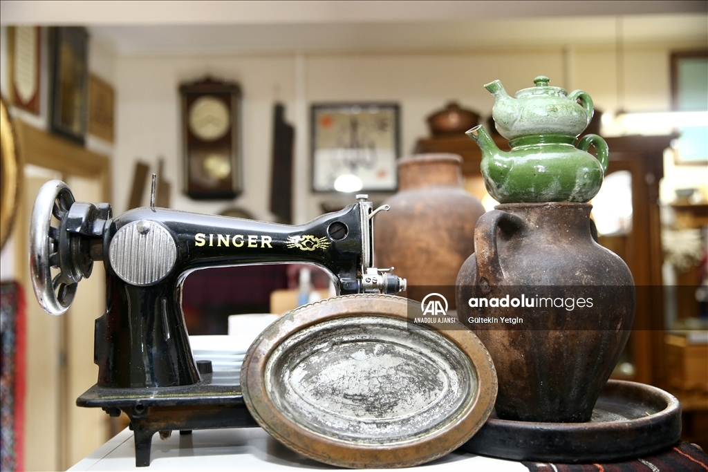 Eski eşyaları toplayan tespih ustasının atölyesi adeta müzeye dönüştü