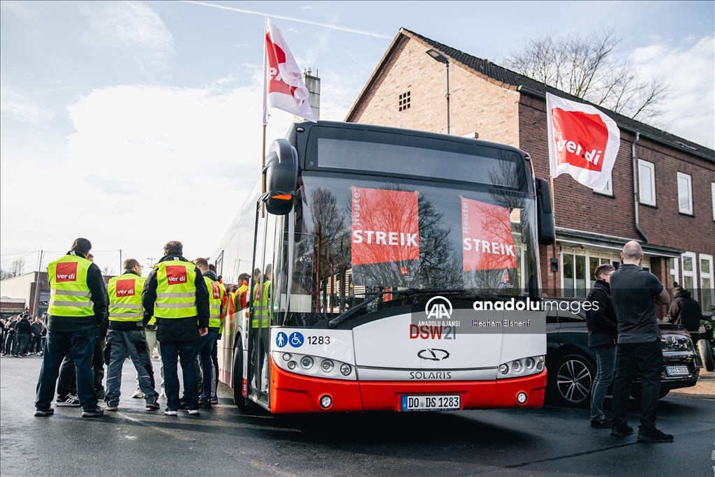 Dortmund'da toplu taşıma çalışanları maaş artışı talebiyle greve gitti