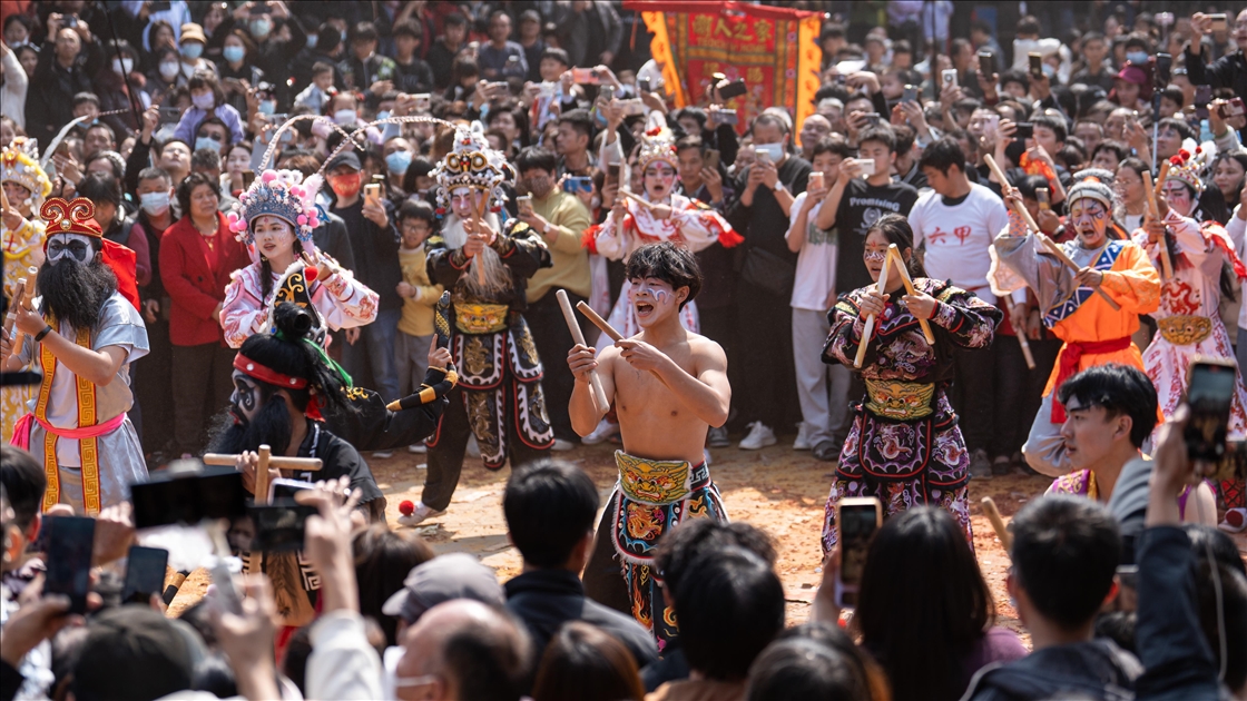 Thousands flock to streets to watch Yingge dance performance in Guangdong, China