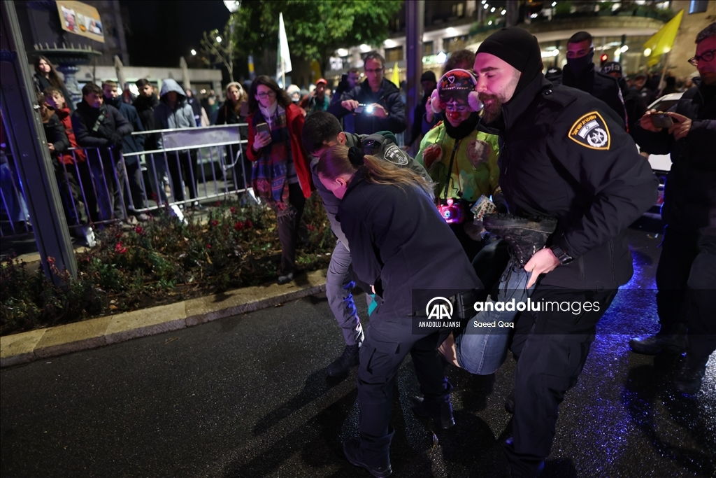 İsrailli esirlerin yakınları Batı Kudüs'te gösteri düzenledi