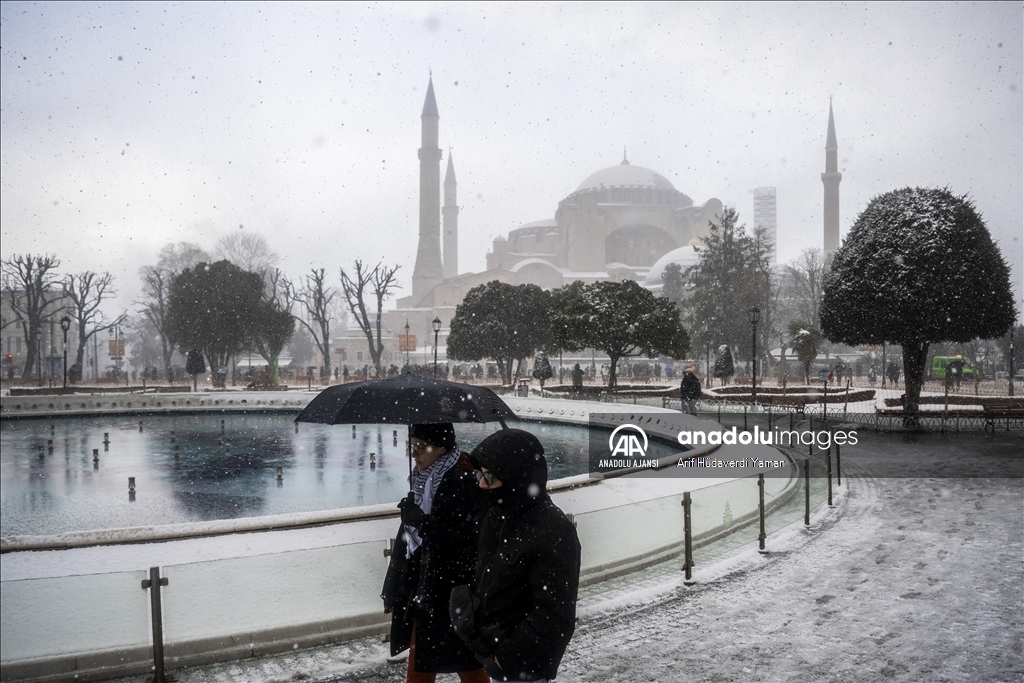 İstanbul'da kar yağışı aralıklarla sürüyor