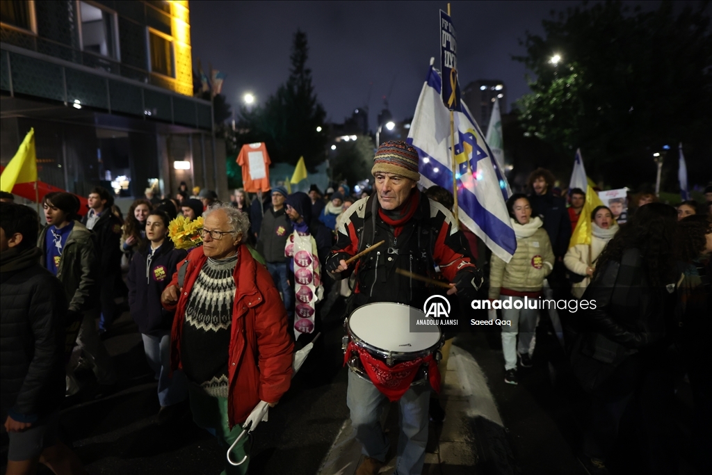 İsrailli esirlerin yakınları Batı Kudüs'te gösteri düzenledi