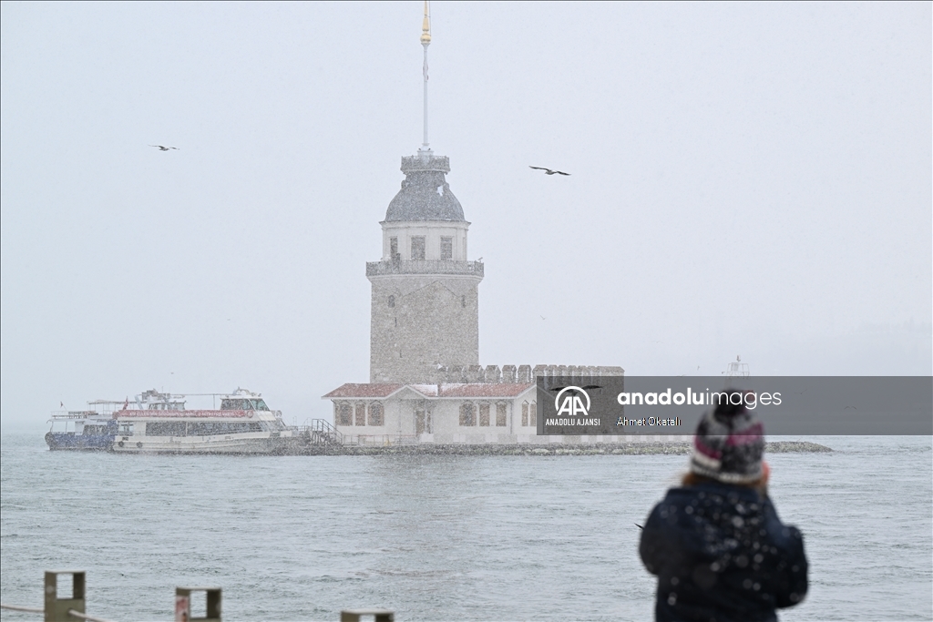 İstanbul'da kar yağışı aralıklarla sürüyor