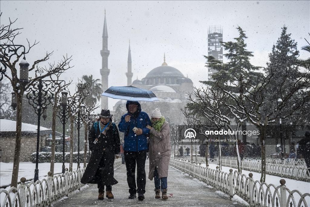 İstanbul'da kar yağışı aralıklarla sürüyor