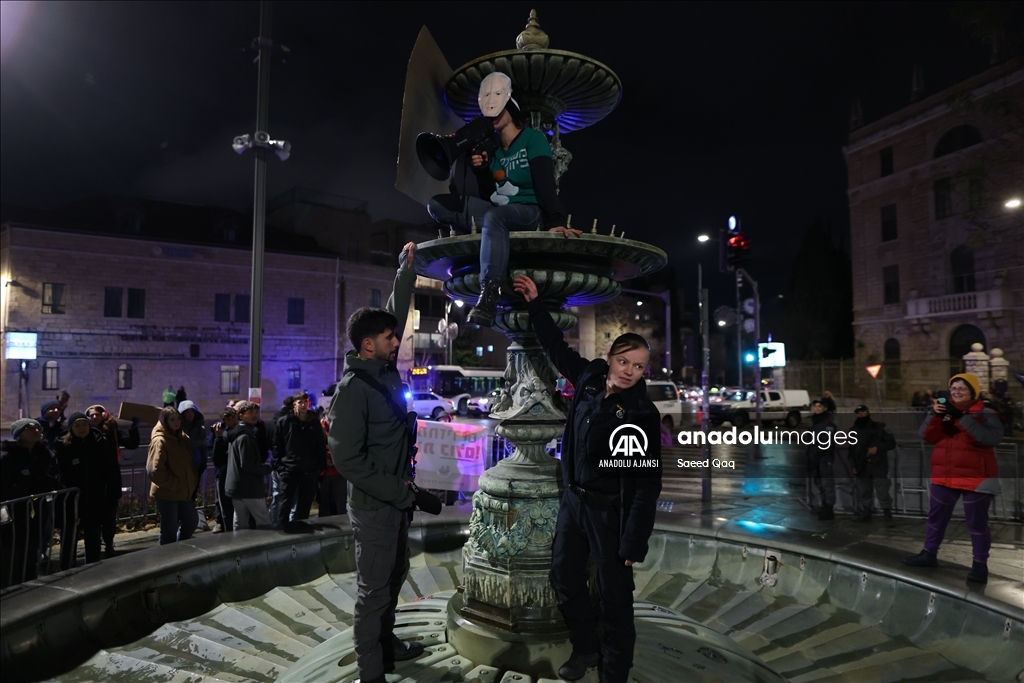 İsrailli esirlerin yakınları Batı Kudüs'te gösteri düzenledi