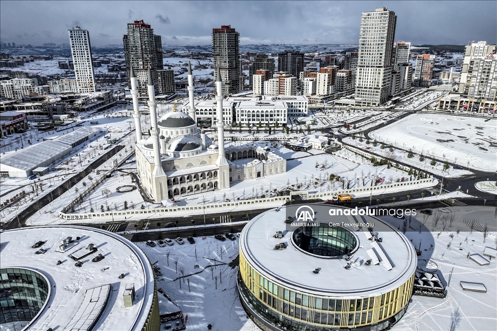 İstanbul'da kar yağışı aralıklarla sürüyor