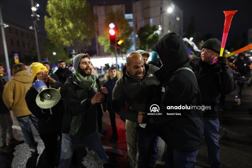 İsrailli esirlerin yakınları Batı Kudüs'te gösteri düzenledi