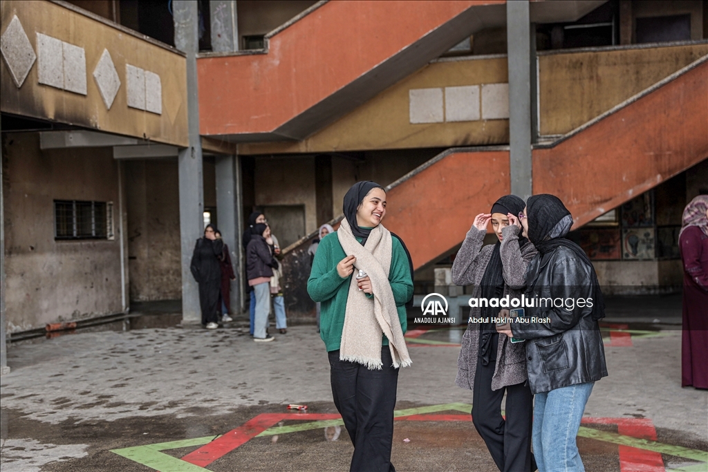 Gazze'de bir buçuk yıl aradan sonra eğitim öğretim süreci yeniden başladı